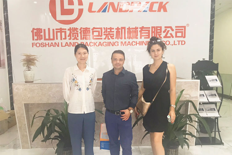 意大利客戶購(gòu)買(mǎi)420A立式顆粒包裝機(jī)